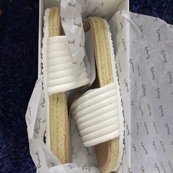 Adorable white flip flops - Picture 3 of 4